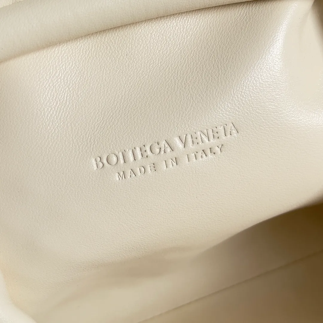 Batch 1880 BOTTEGA VENETA LAUREN 1980 small clutch bag is new! The small size that many people squat on is finally here. The self-adjustable zipper is a highlight of this bag. After being removed, it can be used as a handbag for important occasions. One bag unlocks two carrying methods at the same time. It is practical and has a unique sense of structure and beautiful lines. It is more elegant than a small cloud. It is a tribute to the classics and the pursuit of modernity. Style number: 804038 Size: 27*15*8cm